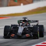 Monopost McLaren F1 în timpul testelor pe circuit pentru sezonul 2026, cu design actualizat și echipament de monitorizare.