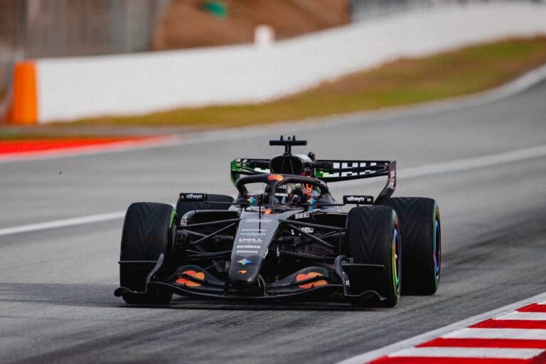 Monopost McLaren F1 în timpul testelor pe circuit pentru sezonul 2026, cu design actualizat și echipament de monitorizare.