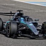 Monoposturi de Formula 1 pe circuitul din Bahrain în timpul ultimei zile de teste din 2026, cu echipele pregătind mașinile pentru sezon.