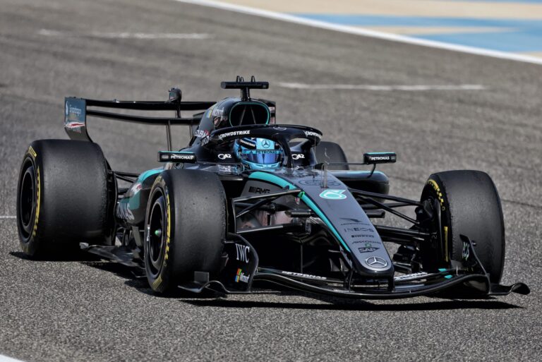 Monoposturi de Formula 1 pe circuitul din Bahrain în timpul ultimei zile de teste din 2026, cu echipele pregătind mașinile pentru sezon.
