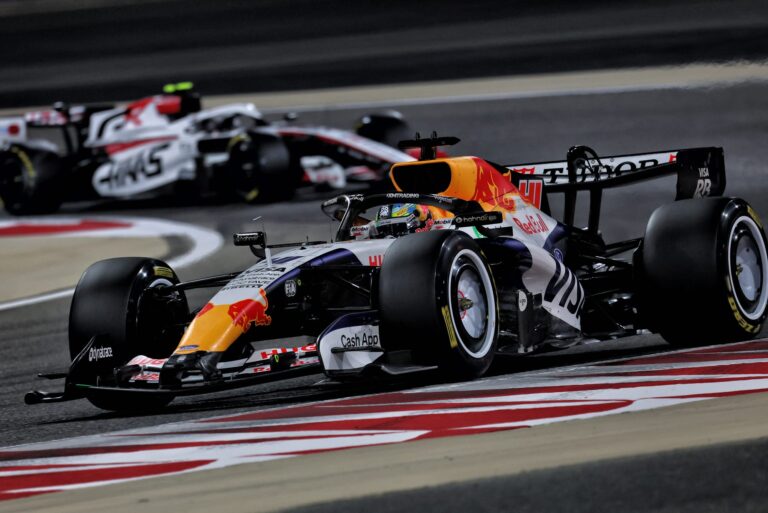 Mașini de Formula 1 pe circuit în timpul testelor pre-sezon pentru sezonul 2026, demonstrând viteză și tehnologie avansată.
