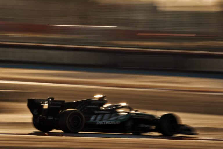 Monopost Mercedes de Formula 1 pe circuit în timpul testelor pre-sezon 2026, demonstrând performanțe în sesiunile de lungă durată.