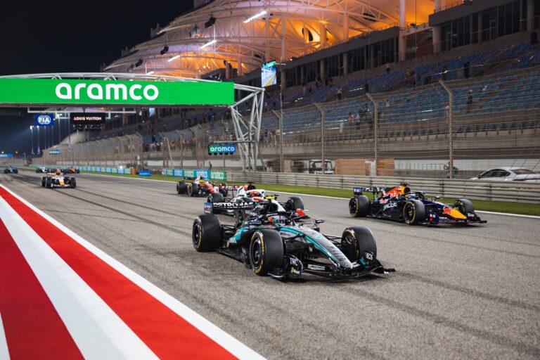 Mașini de Formula 1 pe circuitul din Bahrain în timpul testelor din 2026, ziua a doua.