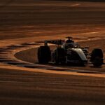 Piloți și echipe de Formula 1 pregătindu-se pentru testele din Bahrain în 2026 pe circuitul Sakhir.