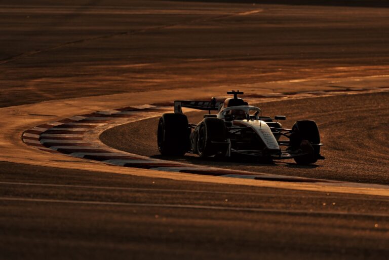 Piloți și echipe de Formula 1 pregătindu-se pentru testele din Bahrain în 2026 pe circuitul Sakhir.