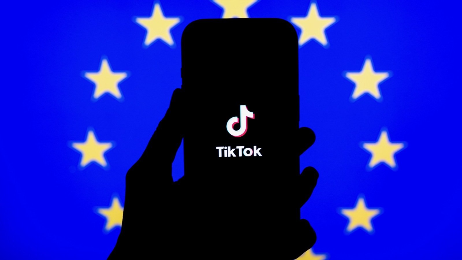 Aplicația TikTok deschisă pe un telefon mobil, cu interfața vizibilă, în contextul utilizării în Uniunea Europeană.