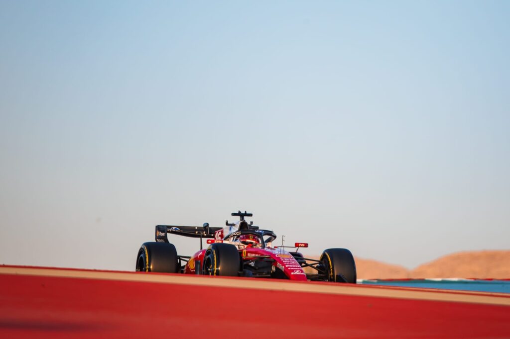 Mașină de Formula 1 din 2026 testată pe circuitul din Bahrain, cu design inovator și modificări tehnice vizibile.
