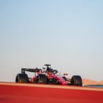Mașină de Formula 1 din 2026 testată pe circuitul din Bahrain, cu design inovator și modificări tehnice vizibile.