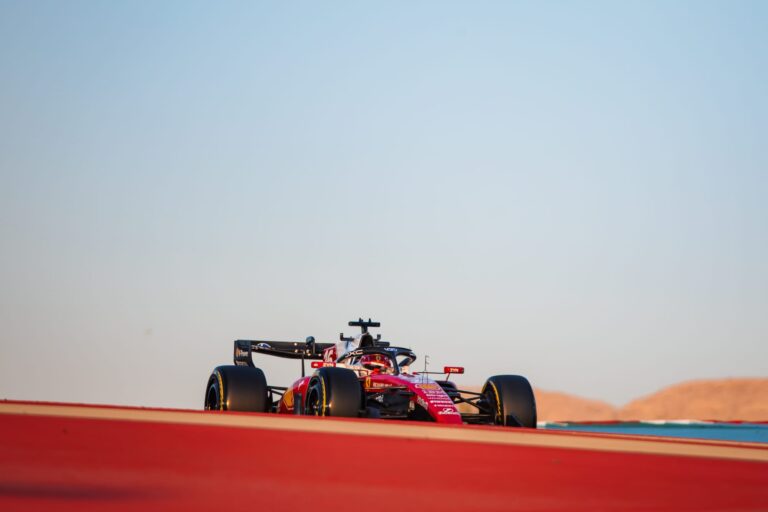 Mașină de Formula 1 din 2026 testată pe circuitul din Bahrain, cu design inovator și modificări tehnice vizibile.