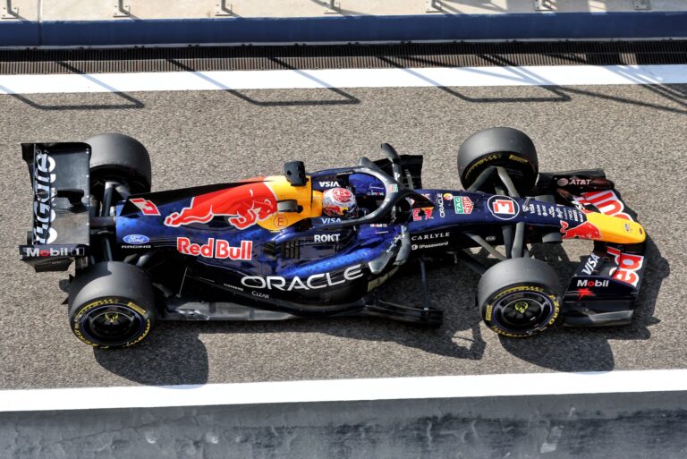 Mașină de Formula 1 pentru 2026, ilustrată în contextul dezbaterilor despre reducerea puterii bateriilor în sportul cu motor.