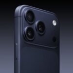 iPhone 17 Pro în culoarea Albastru Închis, afișat din față și lateral, pentru a evidenția designul și finisajul premium.