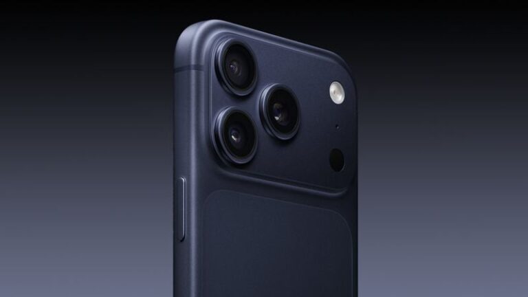 iPhone 17 Pro în culoarea Albastru Închis, afișat din față și lateral, pentru a evidenția designul și finisajul premium.