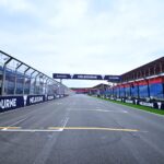 Vedere a Circuitului Albert Park din Melbourne, pregătit pentru Marele Premiu al Australiei la Formula 1, cu accent pe zonele drepte ale traseului.