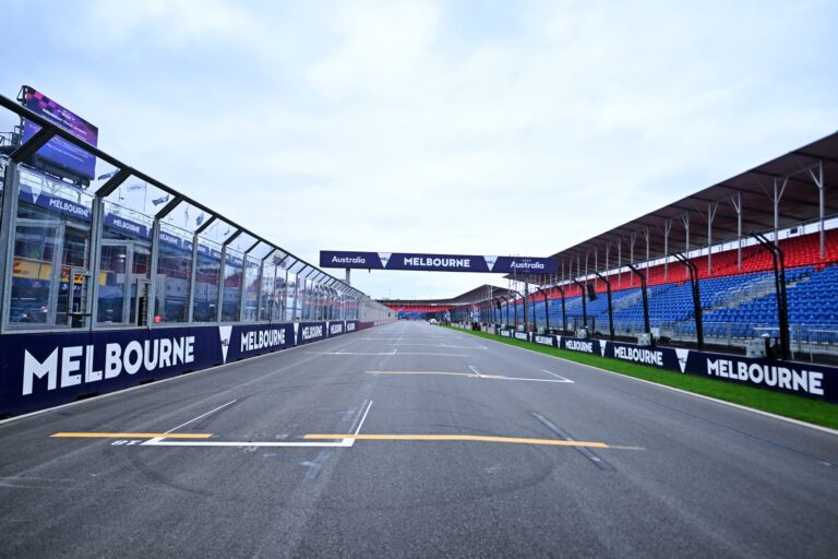 Vedere a Circuitului Albert Park din Melbourne, pregătit pentru Marele Premiu al Australiei la Formula 1, cu accent pe zonele drepte ale traseului.