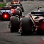 Mașini de Formula 1 pe circuit în timpul unei curse, pregătite pentru noile reguli din 2026.