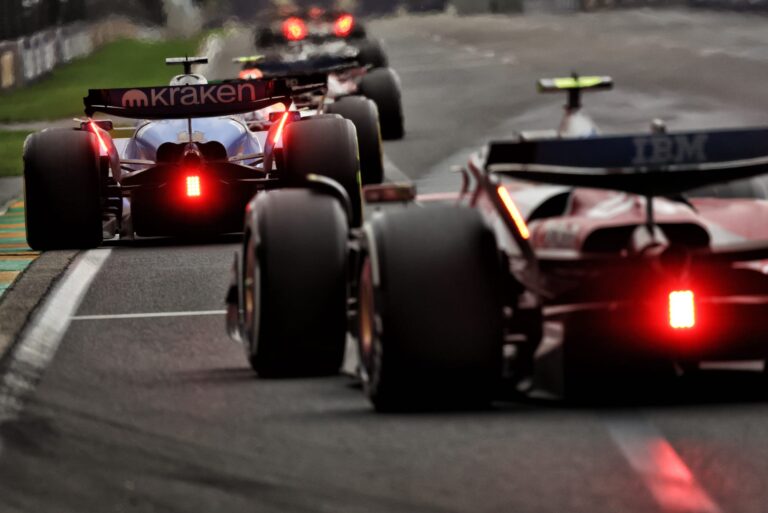 Mașini de Formula 1 pe circuit în timpul unei curse, pregătite pentru noile reguli din 2026.