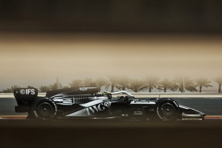 Mașină de curse Cadillac V-Series.R pe circuit, în timpul testelor pentru Formula 1, cu design aerodinamic și culori distinctive.