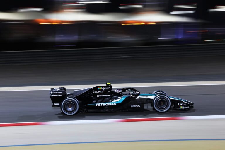 Monopost Mercedes F1 2026 pe circuit, demonstrând designul și tehnologiile inovatoare aprobate pentru noul sezon de Formula 1.