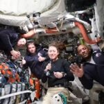 Echipajul misiunii Artemis 2 în interiorul capsulei Orion, pregătindu-se pentru misiunea de explorare a Lunii.
