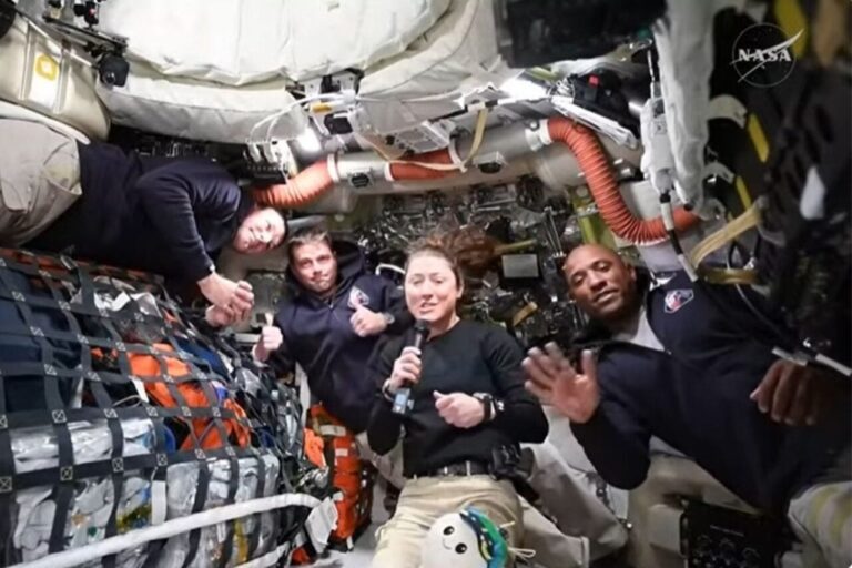Echipajul misiunii Artemis 2 în interiorul capsulei Orion, pregătindu-se pentru misiunea de explorare a Lunii.
