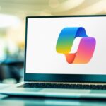 Laptop cu logo-ul WordPress deschis pe ecran, utilizat pentru generarea metadatelor imaginilor cu ajutorul AI.