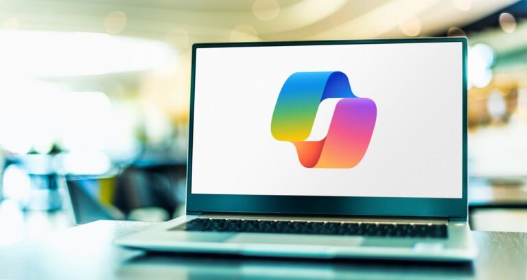 Laptop cu logo-ul WordPress deschis pe ecran, utilizat pentru generarea metadatelor imaginilor cu ajutorul AI.