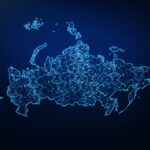 Imaginea prezintă o hartă a Rusiei cu o rețea de noduri luminoase albastrui care reprezintă conectivitatea digitală și infrastructura tehnologică pe întreg teritoriul țării.