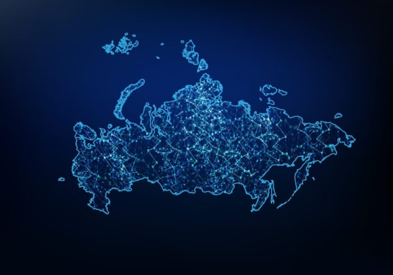 Imaginea prezintă o hartă a Rusiei cu o rețea de noduri luminoase albastrui care reprezintă conectivitatea digitală și infrastructura tehnologică pe întreg teritoriul țării.