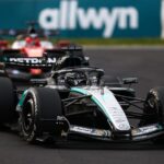 Monopost Mercedes-AMG Petronas F1 pe circuit, evidențiind inovațiile tehnice ale motorului care au provocat reacții în rândul echipelor concurente.