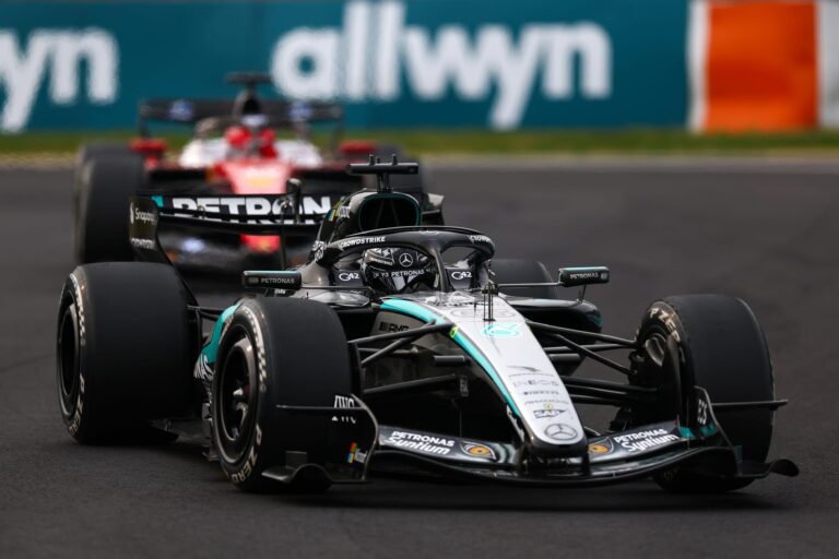 Monopost Mercedes-AMG Petronas F1 pe circuit, evidențiind inovațiile tehnice ale motorului care au provocat reacții în rândul echipelor concurente.