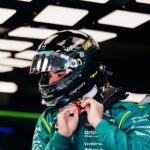 Lance Stroll ajustându-și casca înainte de debutul în competiția GT, în contextul anulării Marelui Premiu de Formula 1 din Bahrain.