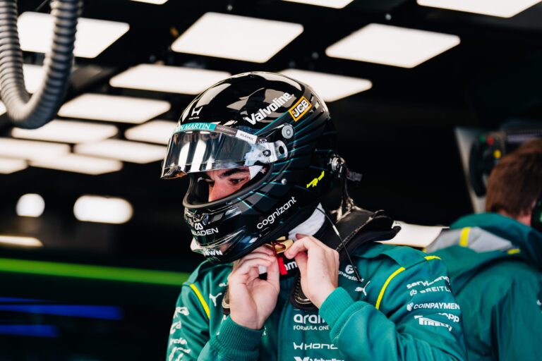 Lance Stroll ajustându-și casca înainte de debutul în competiția GT, în contextul anulării Marelui Premiu de Formula 1 din Bahrain.