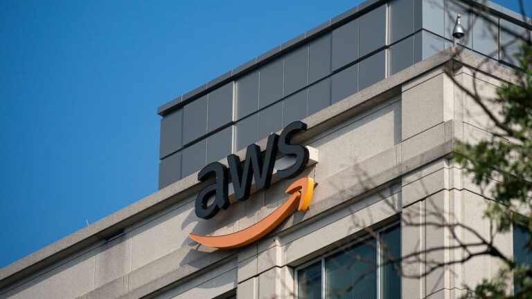 Logo AWS pe o clădire modernă, simbolizând servicii cloud și tehnologie avansată.