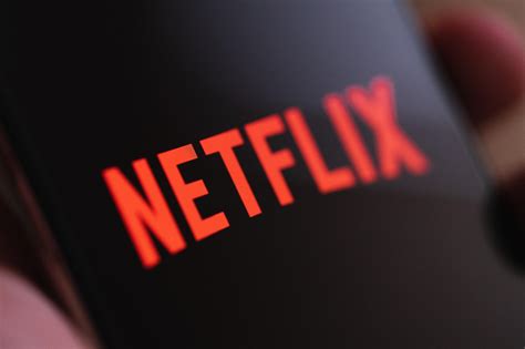Logo-ul roșu al platformei Netflix afișat pe un ecran digital, reprezentând servicii de streaming video.