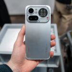 Smartphone Nothing Phone (2a) în culoarea argintie, prezentând designul său unic cu iluminare LED pe spate și cameră duală.