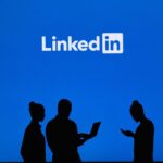 Ilustrație reprezentând utilizarea platformei LinkedIn pentru networking profesional și conectarea între specialiști.
