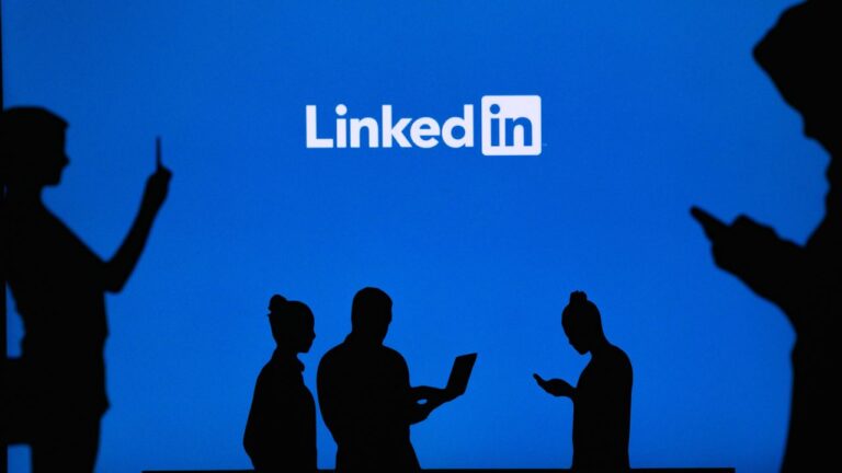 Ilustrație reprezentând utilizarea platformei LinkedIn pentru networking profesional și conectarea între specialiști.