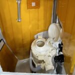 Sistem de gestionare a deșeurilor universale într-un mediu controlat, cu pereți galbeni.